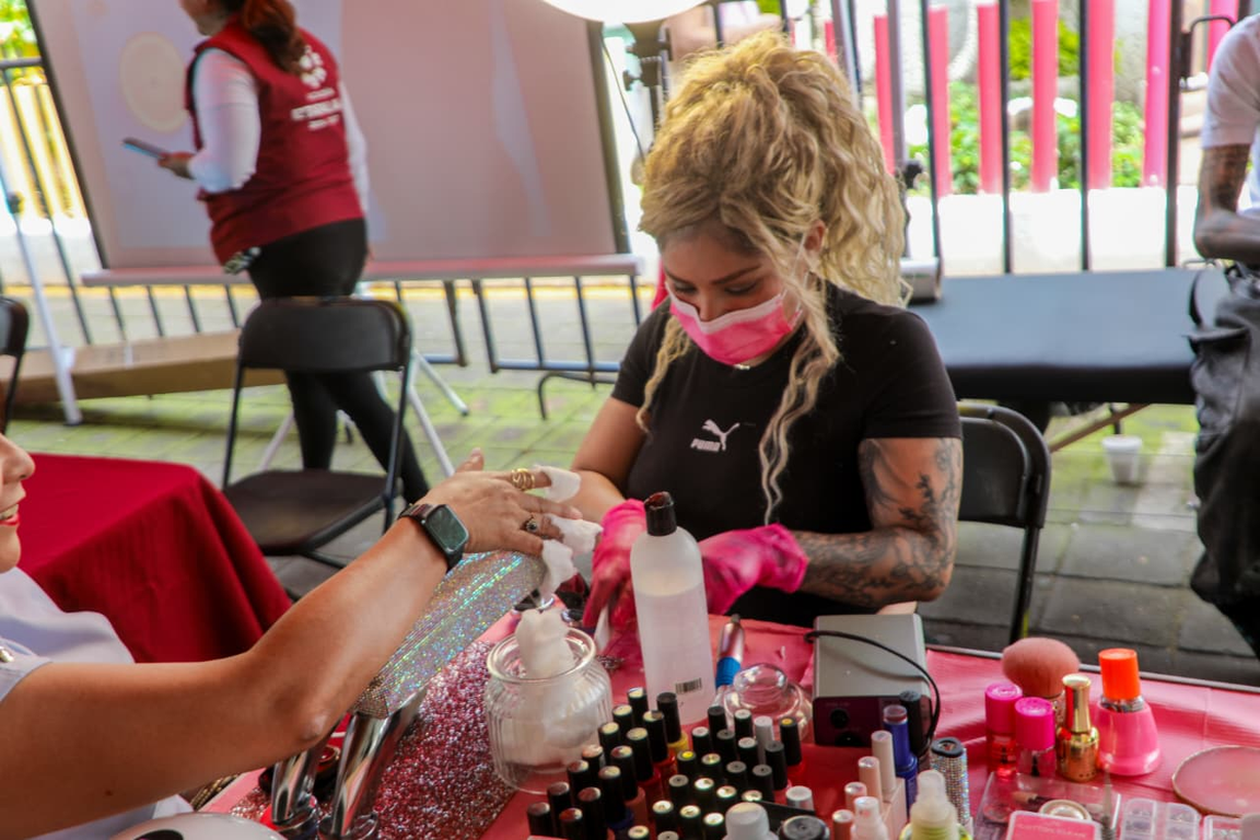 Mujer emprendedora en una expoventa de la Alcaldía Iztapalapa